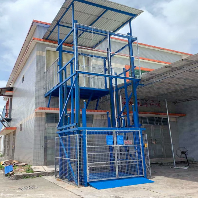 松原建材厂室外升降货梯安装